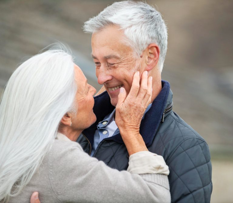 adorable-pareja-senior-mirando-al-otro-manera-carinosa